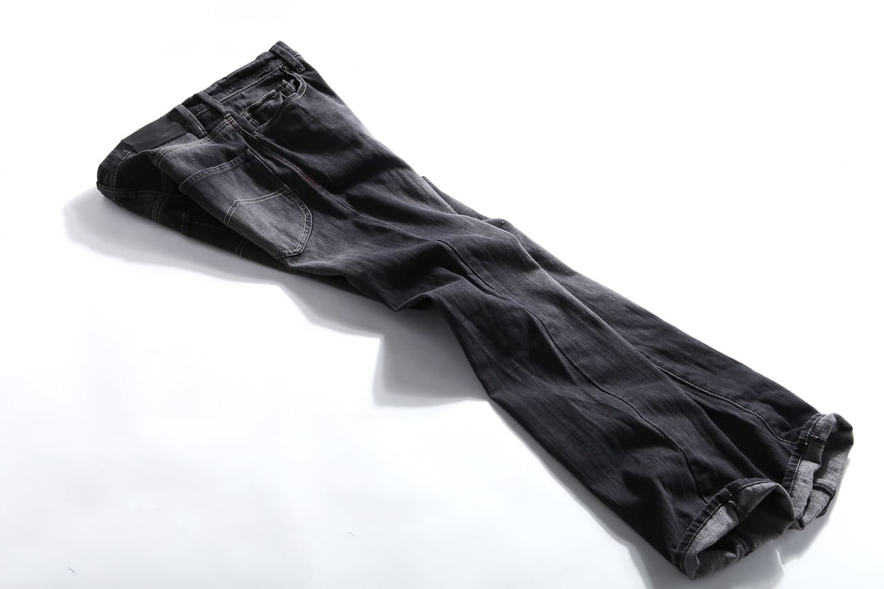 Der zeitlose Klassiker – Schwarze Jeans für stilbewusste Männer