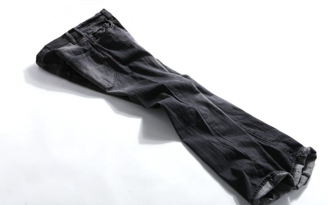 Der zeitlose Klassiker – Schwarze Jeans für stilbewusste Männer